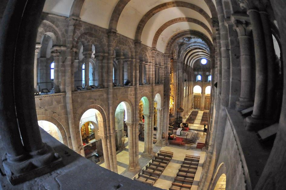 Santiago de Compostela Cathedral / Arquitectura románica en el interior de la Catedral de Santiago de Compostela. S XI-XII d.C. Autor/Author: M. Castaño. Fuente / Source: 