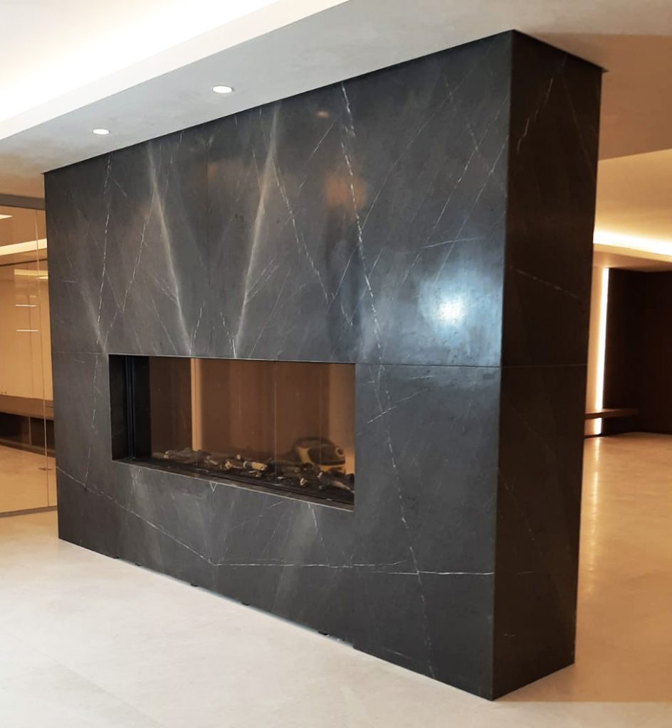 Chimeneas de mármol en columna y gran formato - Pietra Grey -Large format double sided marble fireplaces